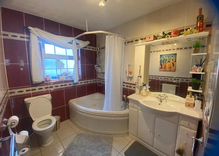 Bed & Breakfast June's *